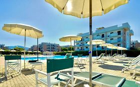 Isa-Apartments 4 Beds In Residence With Swimming-Pool In San Vincenzo, Just 600 Meters From The Sea