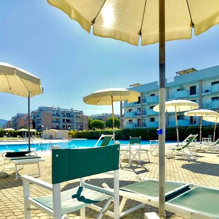 Isa-Apartments 4 Beds In Residence With Swimming-Pool In San Vincenzo, Just 600 Meters From The Sea Esterno foto