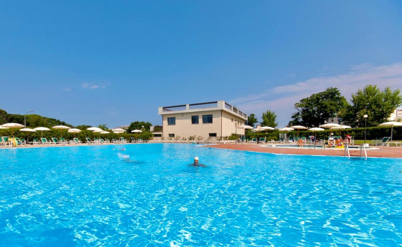 Isa-Apartments 4 Beds In Residence With Swimming-Pool In San Vincenzo, Just 600 Meters From The Sea Esterno foto