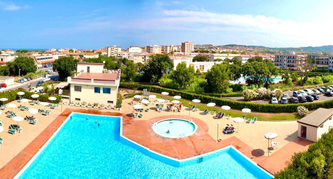 Isa-Apartments 4 Beds In Residence With Swimming-Pool In San Vincenzo, Just 600 Meters From The Sea Esterno foto