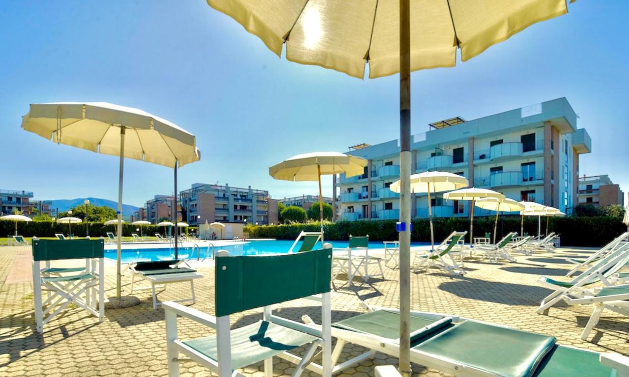 Isa-Apartments 4 Beds In Residence With Swimming-Pool In San Vincenzo, Just 600 Meters From The Sea Esterno foto
