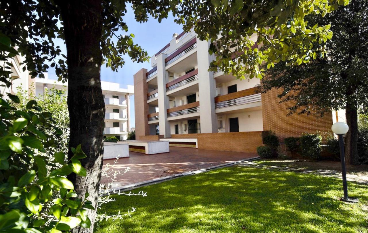 Isa-Apartments 4 Beds In Residence With Swimming-Pool In San Vincenzo, Just 600 Meters From The Sea Esterno foto